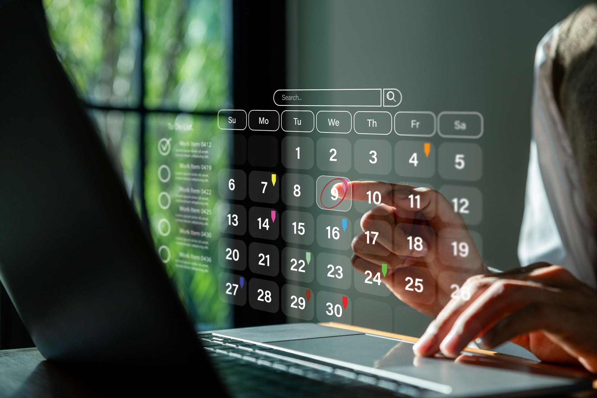 Empresário usando laptop para destacar lembretes de compromissos e agenda de reuniões.
