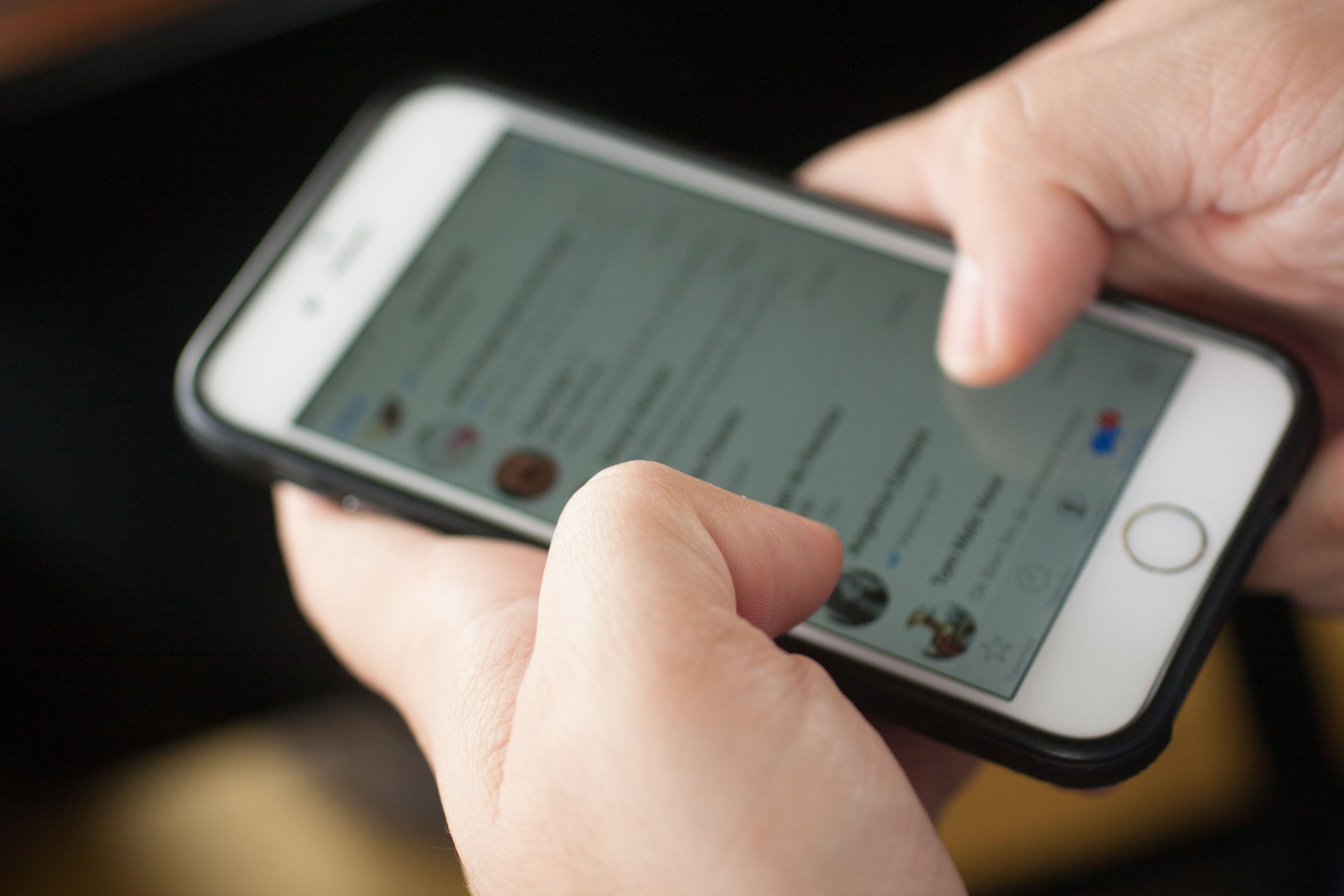 Homem digitando em WhatsApp no Iphone